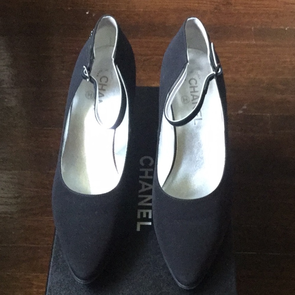 Chanel Black Mary-Jane pumps, size 41.5. Silver CC